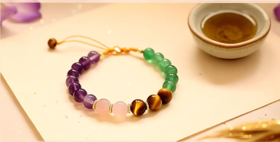 Perles de pierres naturelles — améthyste, quartz rose, aventurine et œil de tigre — sur parchemin